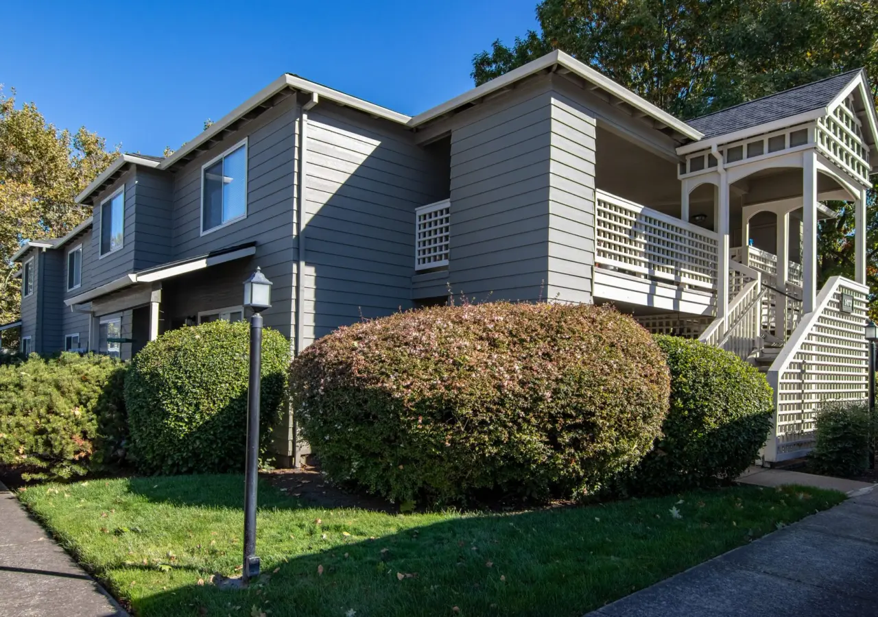 Multi-building residential apartment community exterior