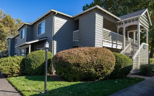 Multi-building residential apartment community exterior